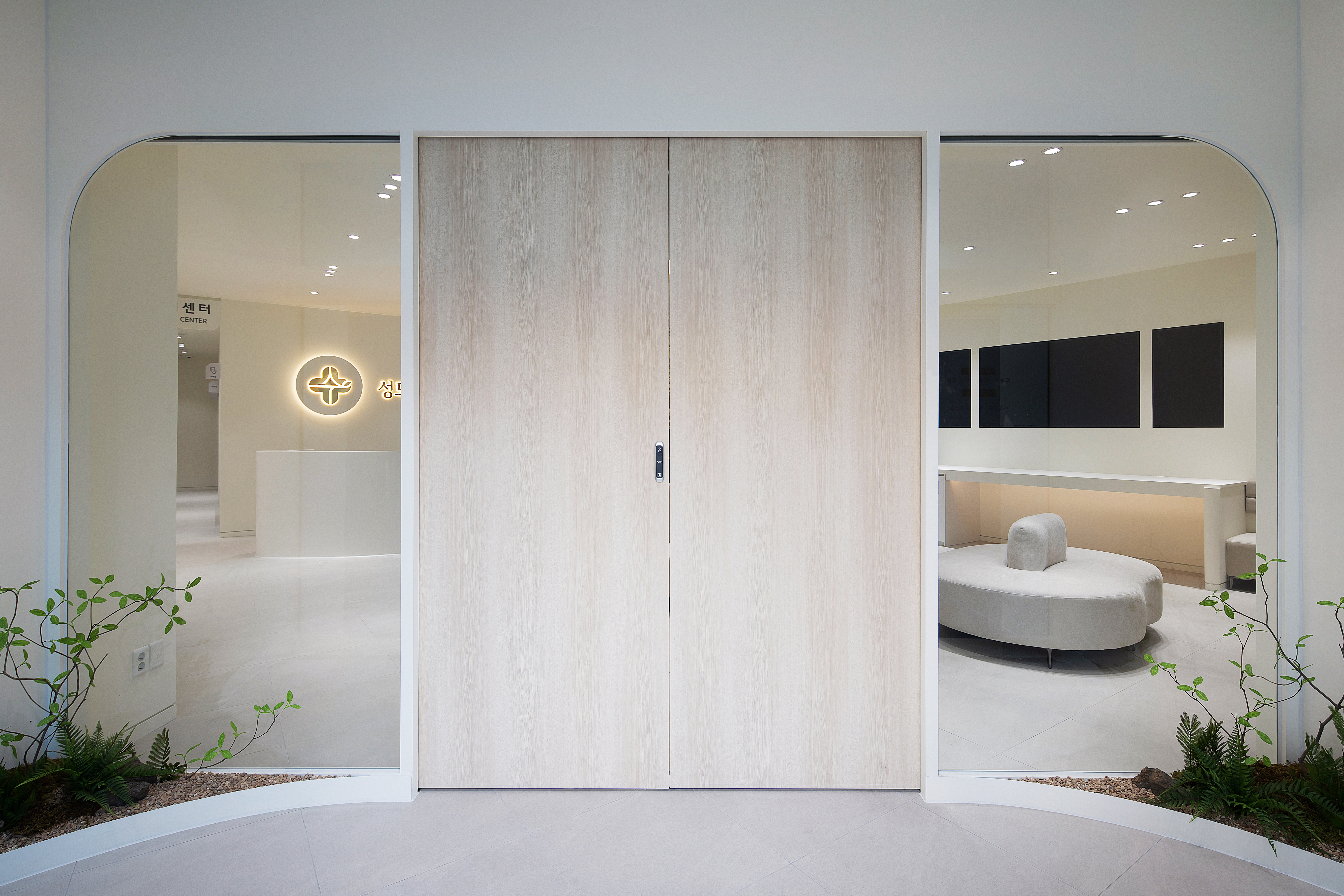 성모수내과 정문 내부