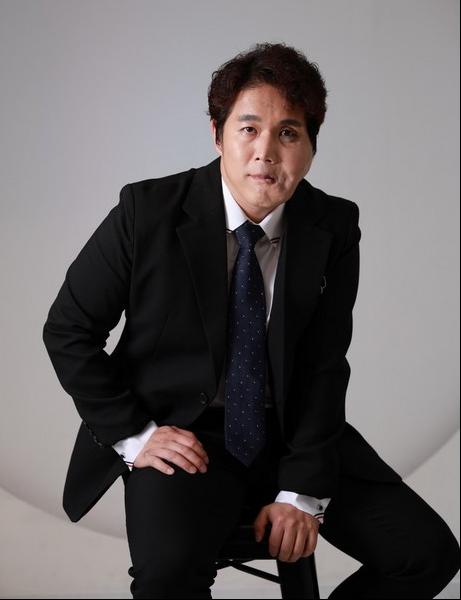 [인터뷰]30만 뷰 감동의 아이콘, 가수 심현우… 2025 이음가요제, 희망을 노래하다