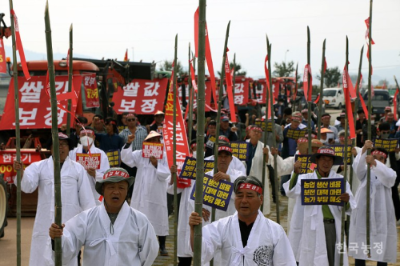 알트태그-농민들의 집회 모습입니다. 농민들은 농산물이 제값을 받지 못하고 있다며 대책 마련을 촉구하고 있습니다.