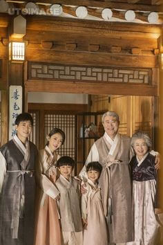 시골-오래된-한옥에-한복을-입은-할아버지와-할머니-손주-며느리-아들이-모여있는-화목한-가정