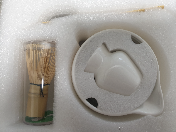 스트로폼에 쌓인 말차 다도 세트, 왼쪽 차선, 우측 차선대와 차시 그리고 위쪽 차시가 보인다.