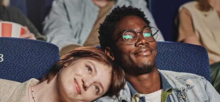 영화관에서 커플이 영화를 보고 있는 장면