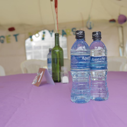 테이블위에 생수가 놓여 있습니다.