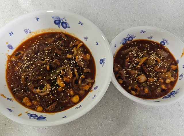 주꾸미 완성 후 그릇에 셋팅