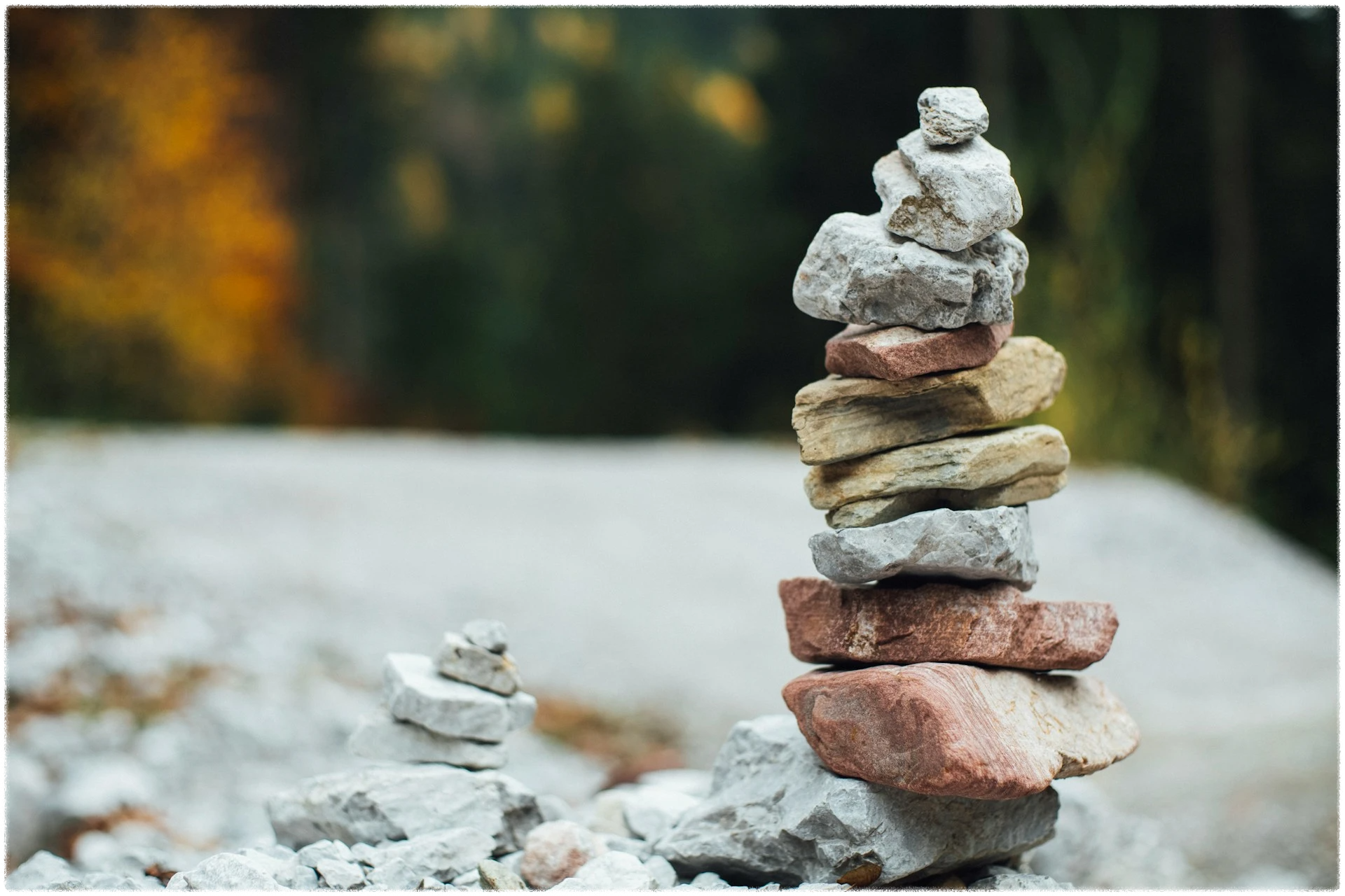 하나씩-하나씩-쌓여져있는-돌들