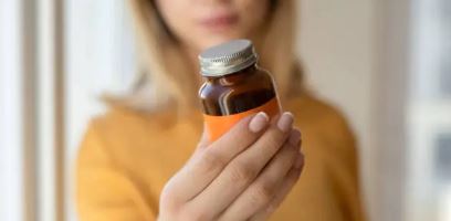 손에쥐고있는 영양제 통 사진