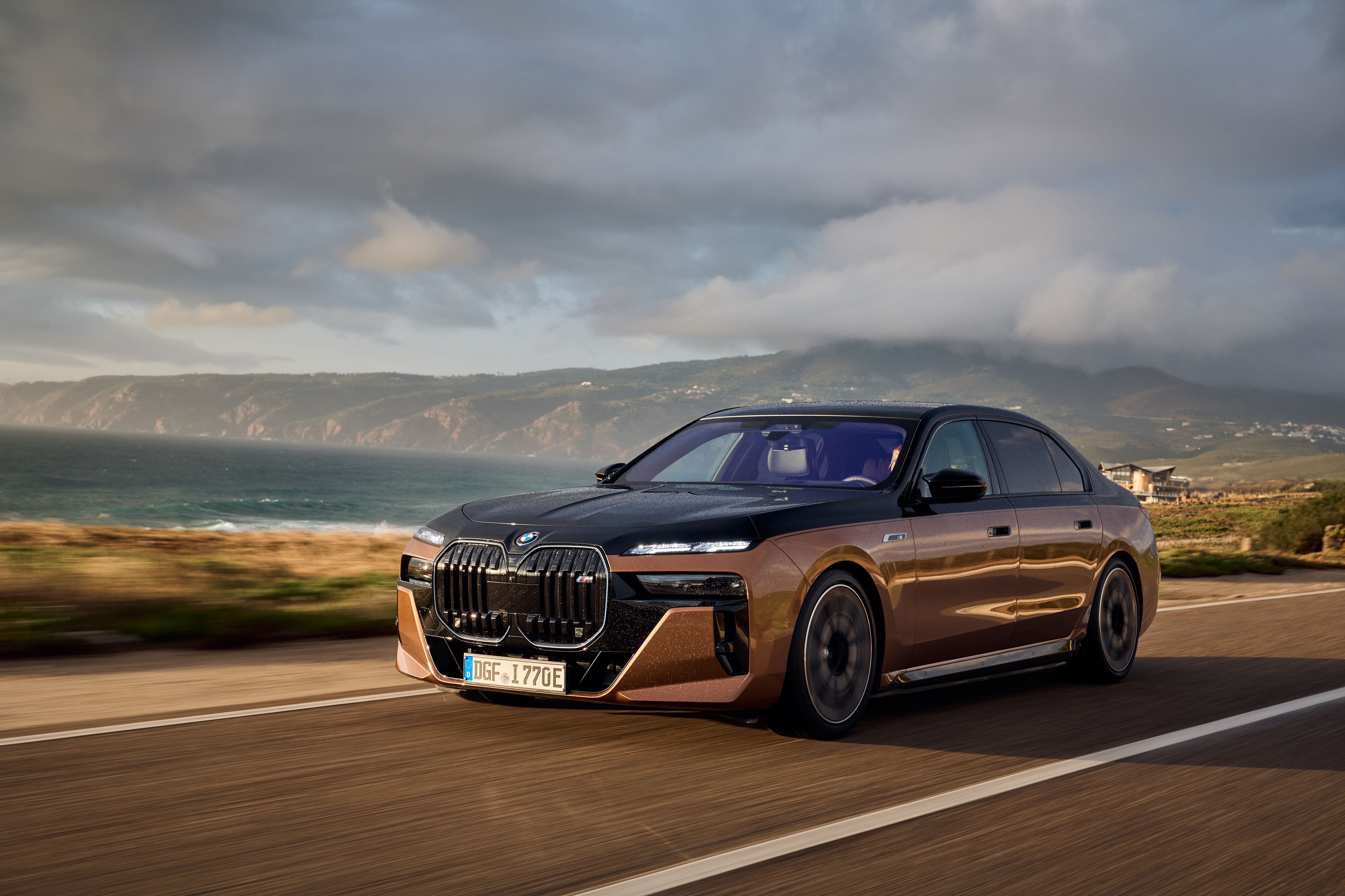 도로 위의 BMW 7시리즈