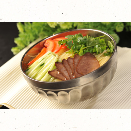 매콤한 양념에 비빈 함흥냉면과 회 고명