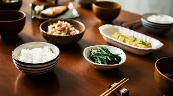 식탁에-차려진-음식
