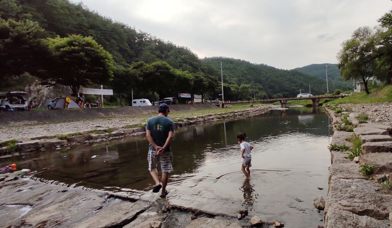 빙계계곡에서 루나군과 아이들이 노는 모습