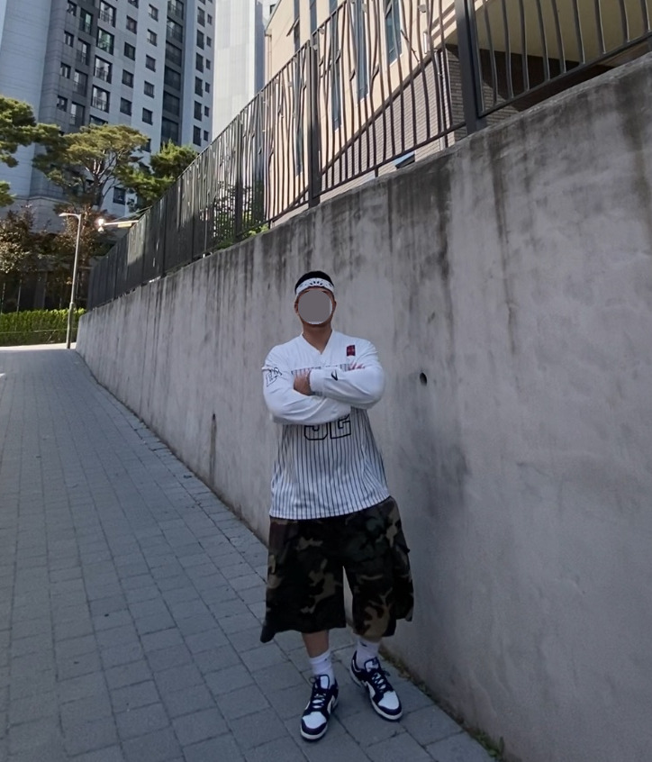 데일리룩('26. 5. 17.)하바행크 클래식 페이슬리 반다나, 드릭스 스트라이프 럭비 티셔츠, 카고브로스 카모 와이드 버뮤다 팬츠, 나이키 삭스 양말, 나이키 덩크로우 범고래