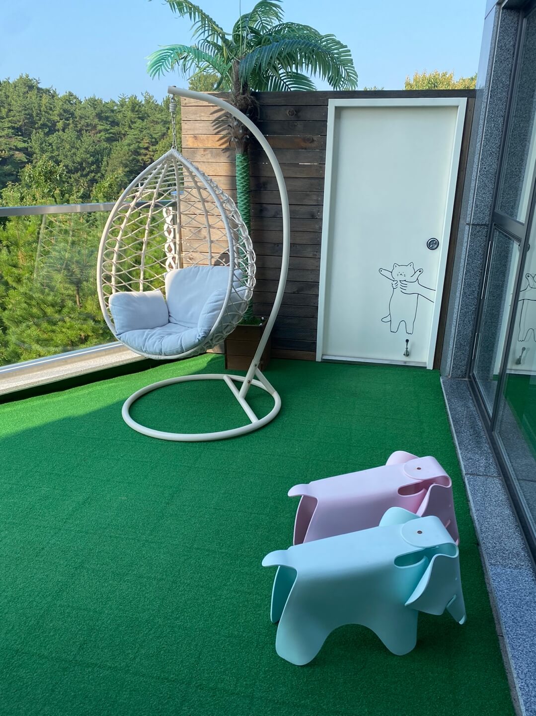 키즈비-풀빌라-테라스-이미지