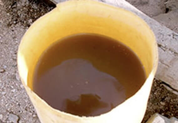 아이들이 먹는 구덩이의 물