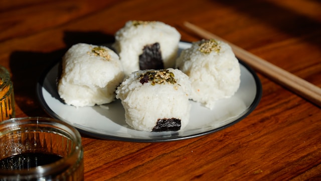 현미 주먹밥 이미지