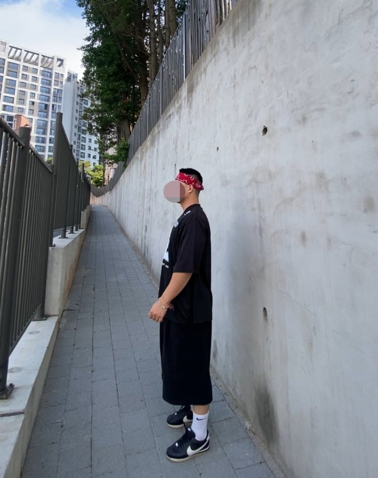 데일리룩('26. 6. 27.)로스코 4349 페이즐리 반다나, 드릭스 럭비 메시 슬리브 티셔츠, 무신사스탠다드 와이드 버뮤다 팬츠, 나이키 양말, 나이키 코르테즈 블랙 화이트