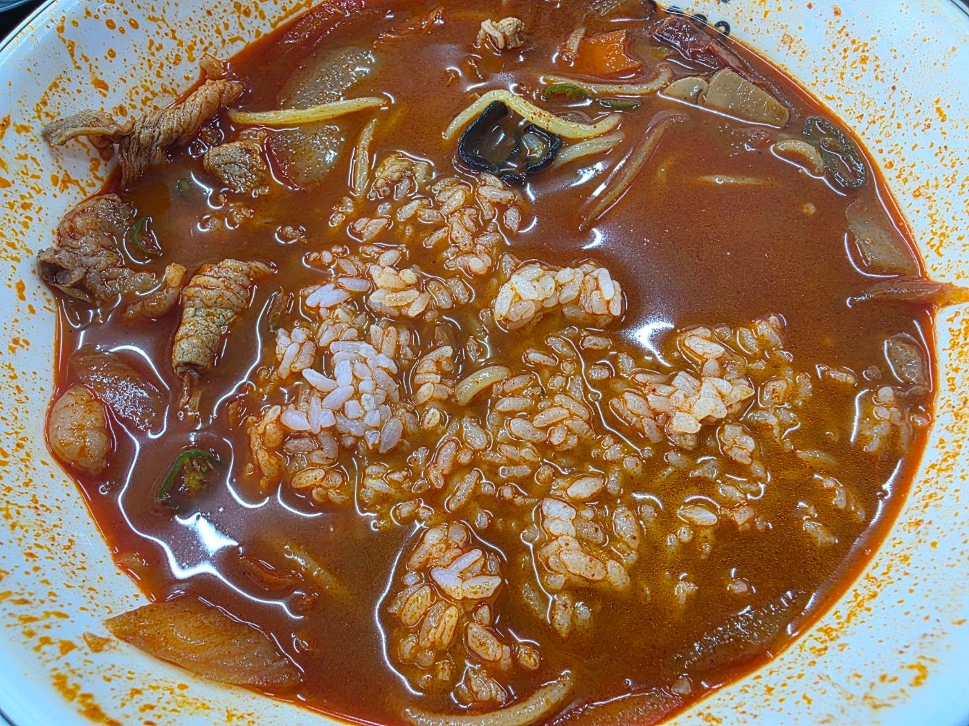 국물에 말아 먹기 짬뽕에 밥 말기