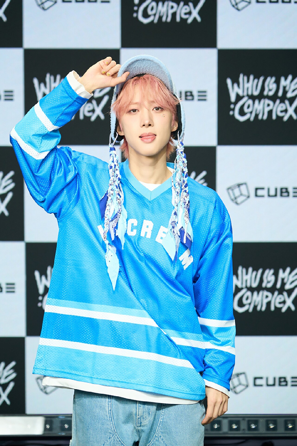 펜타곤 후이가 16일 서울 광진구 예스24 라이브홀에서 열린 첫번째 미니앨범 &#39;WHU IS ME : COMPLEX&#39; 발매 기념 쇼케이스에서 포즈를 취하고 있다. [사진=큐브엔터테인먼트]