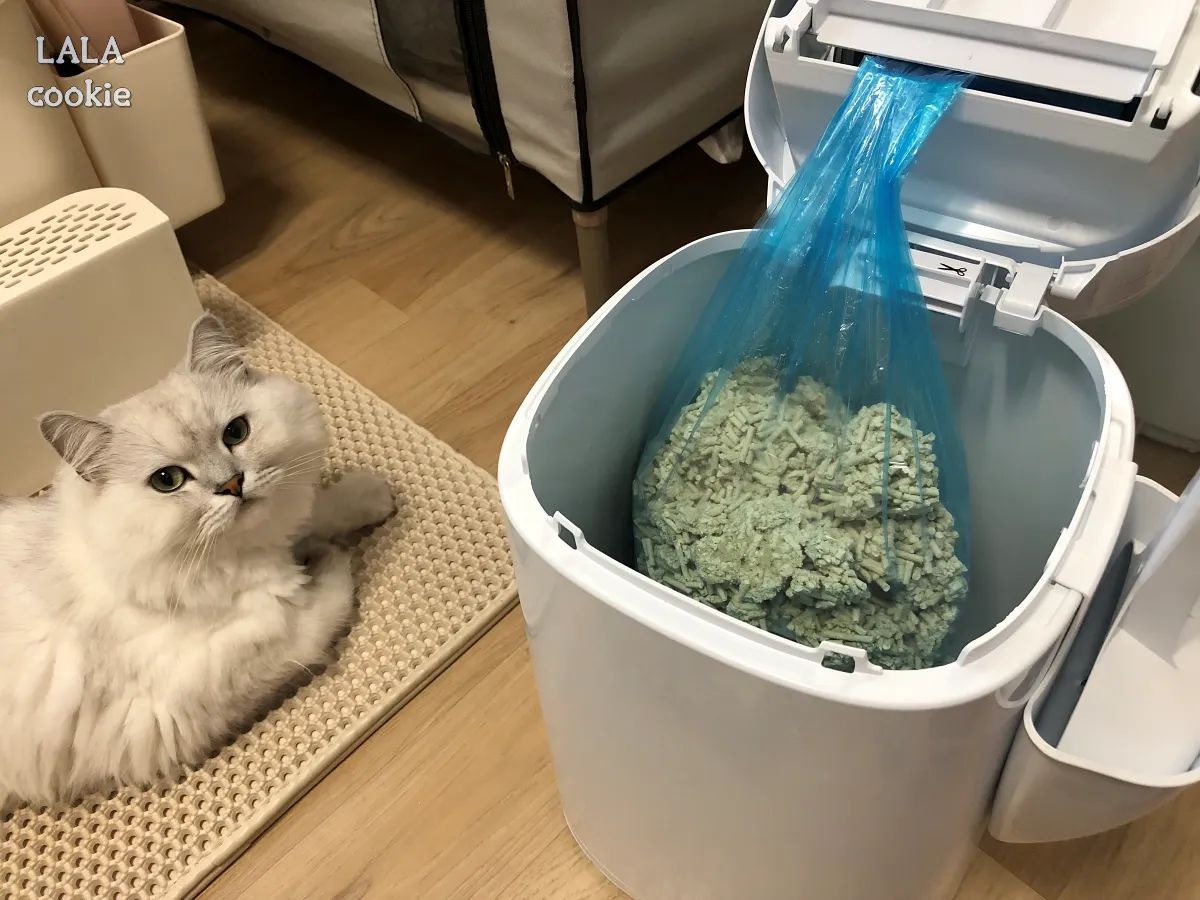 고양이-배변-쓰레기통-추천-리터락커-후기-사용-후-봉투에-찬-배변