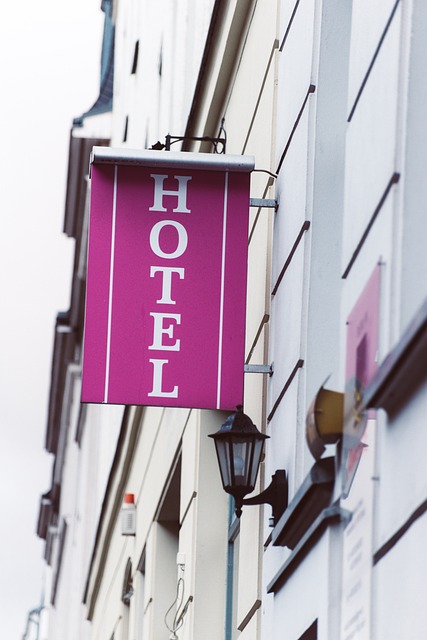 숙소 중 하나인 호텔 간판