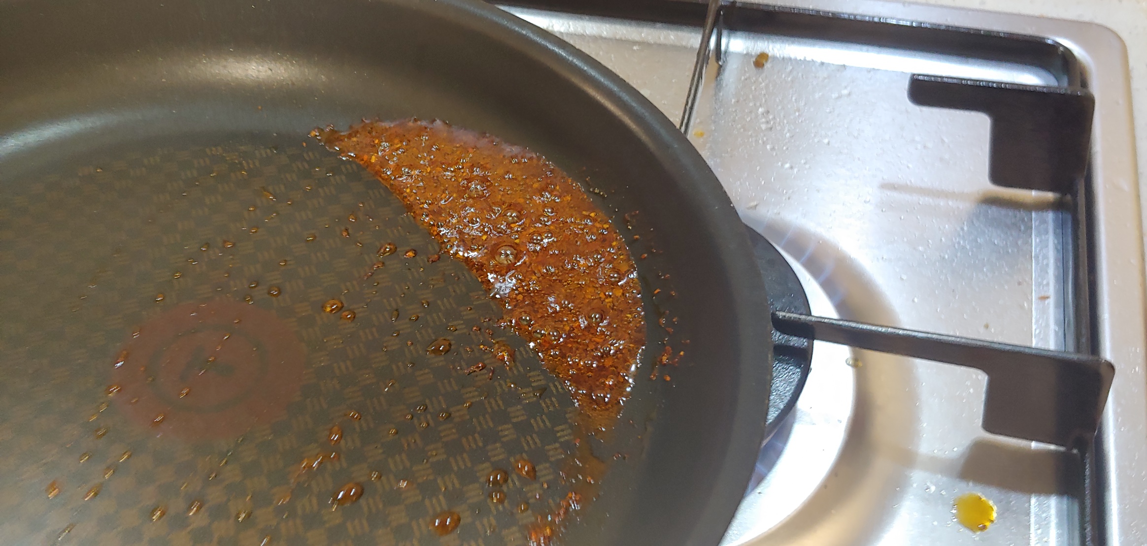 새까맣게 타 들어가는 고추가루. 내 마음도 타들어가고.