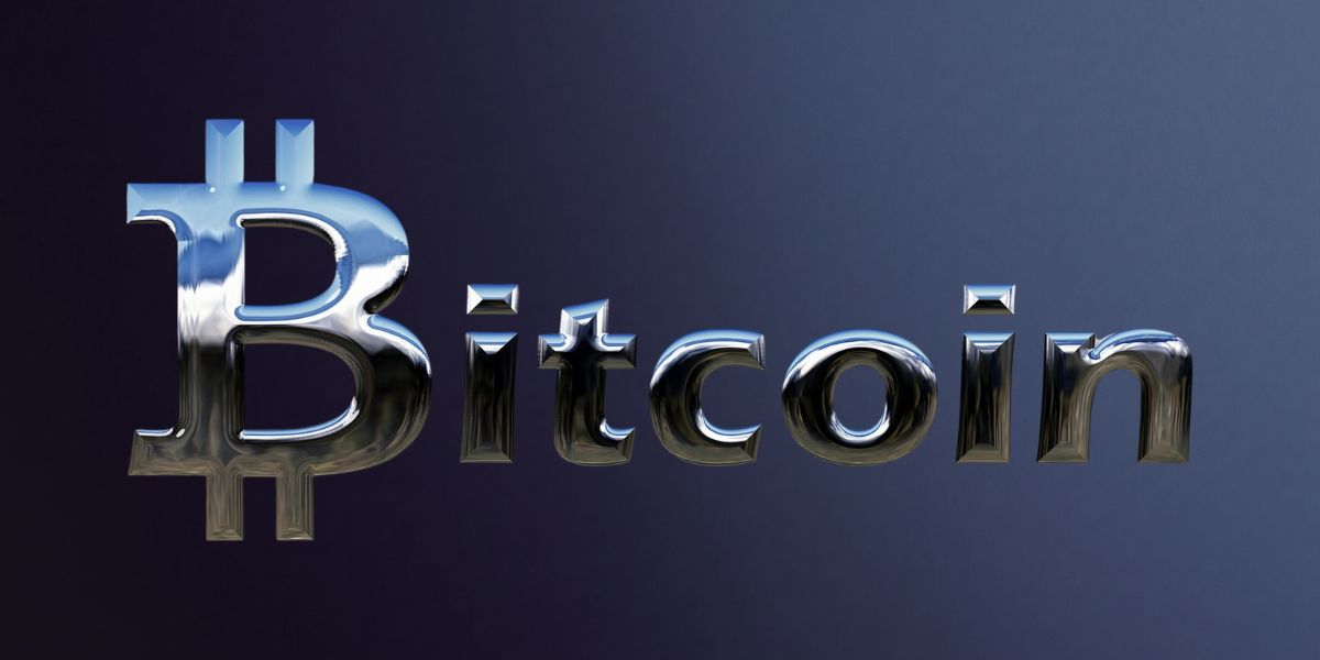 검정-파랑 배경에 3D 텍스처로 표현된 비트코인 로고, 디지털 화폐를 상징