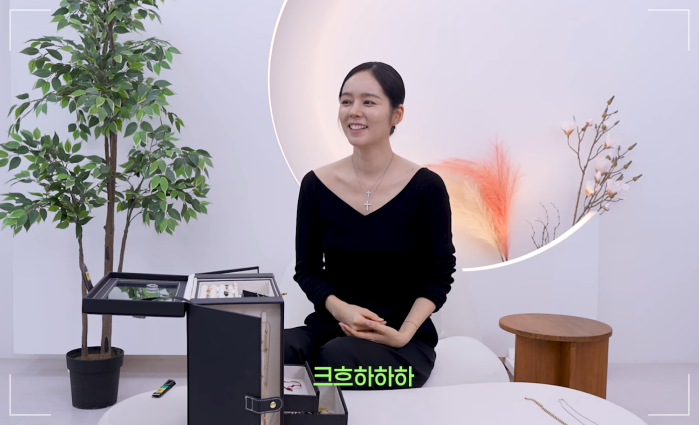 티파니앤코 목걸이를 착용한 한가인