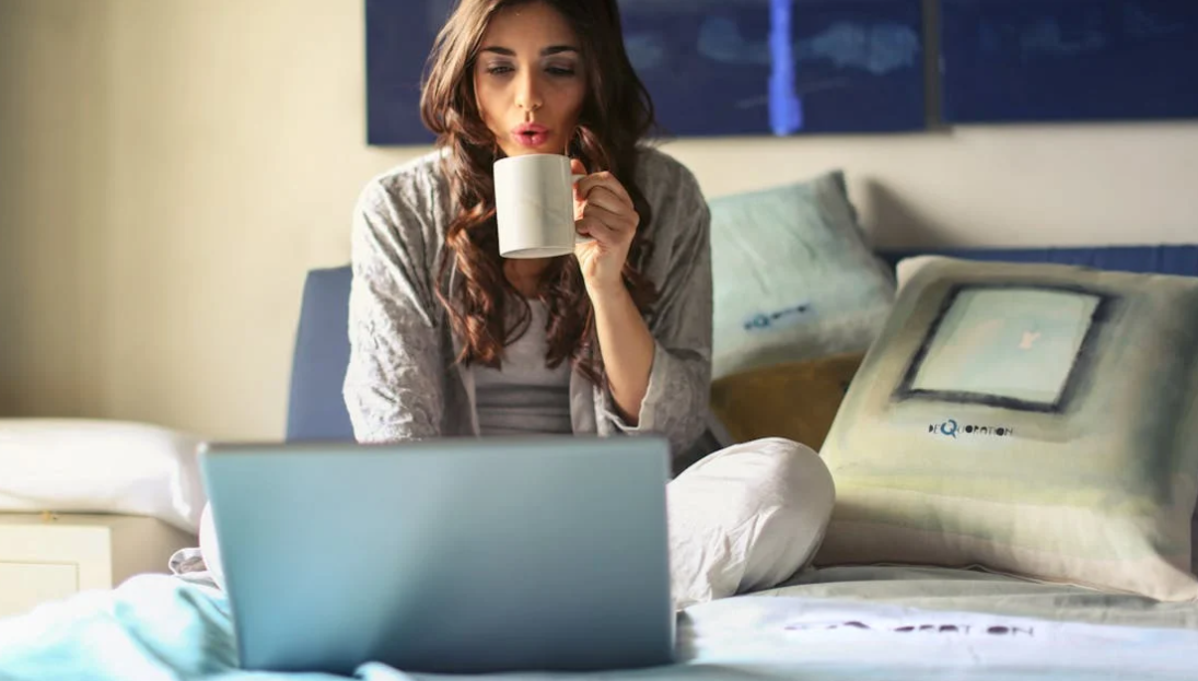 침대 위에서 컴퓨터 작업