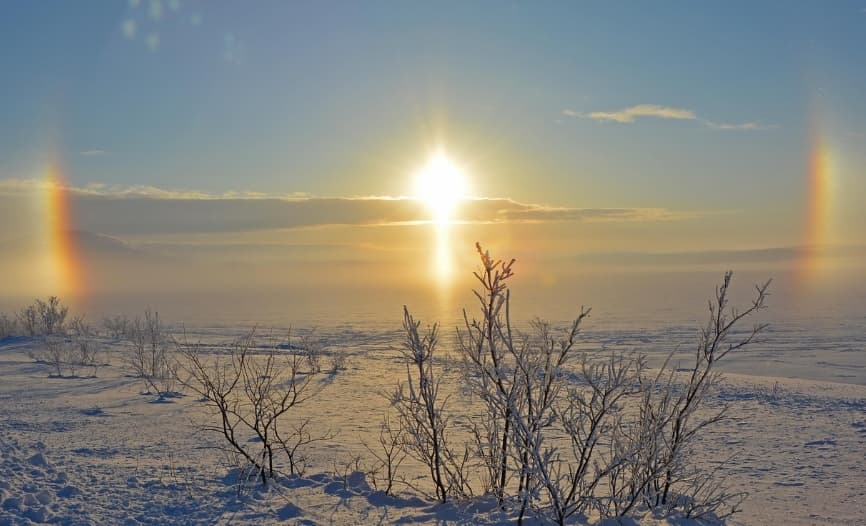 설원 위 하늘에 나타난 환일 현상, 태양 양쪽에 밝은 빛의 점이 선명하게 보인다