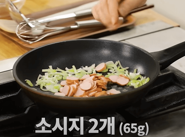 파기름을 내기전에 햄&amp;#44;소시지 등의 동물성 재료를 먼저 넣어서 파와 햄이 노릇 노릇해질때까지 볶아줍니다