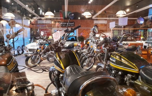 오토바이가 가게 안에 진열되어 있다.