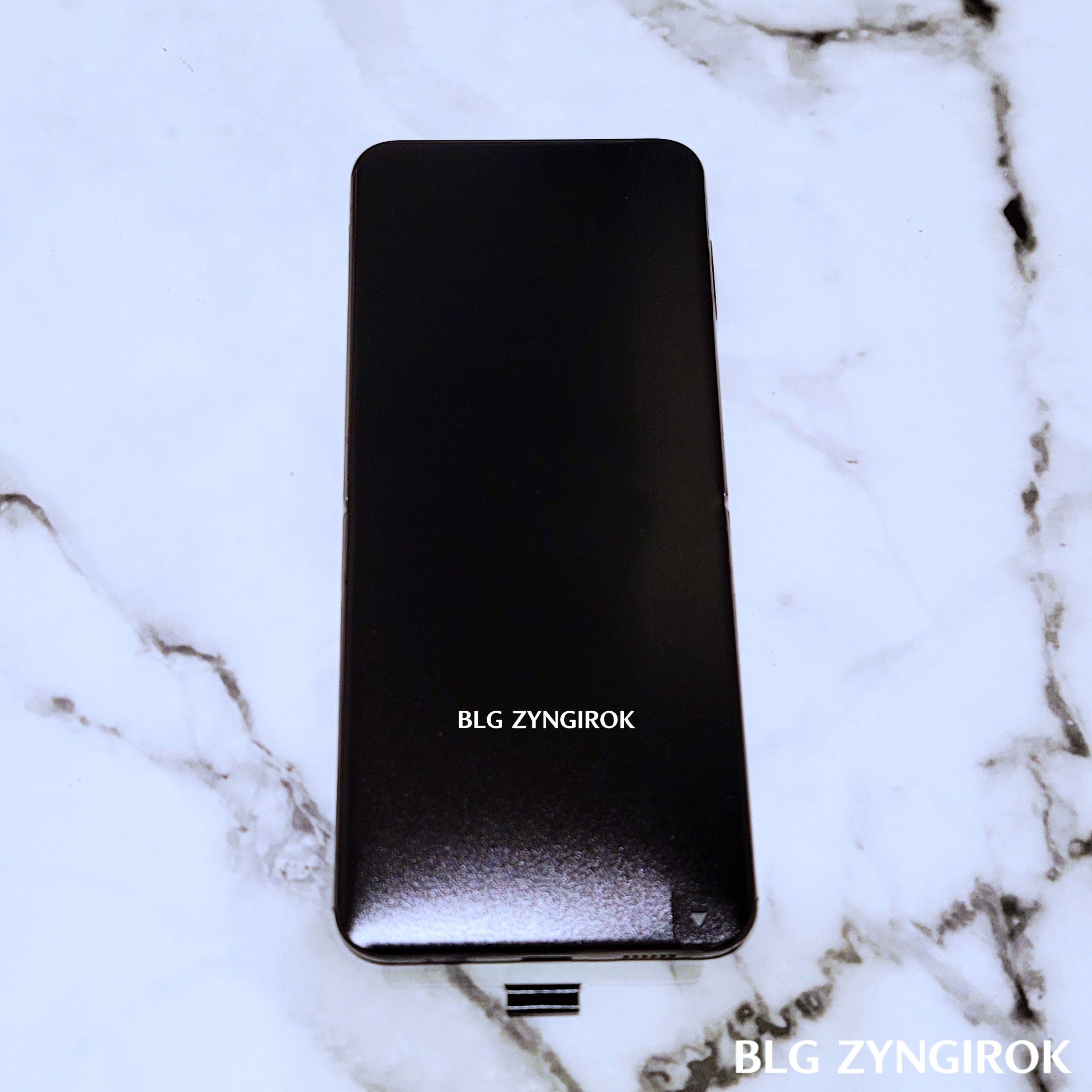 비닐-포장되어있는-갤럭시Z-플립4-앞면-모습이다.