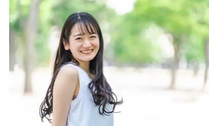 신록 속에 있는 웃는 얼굴의 여성