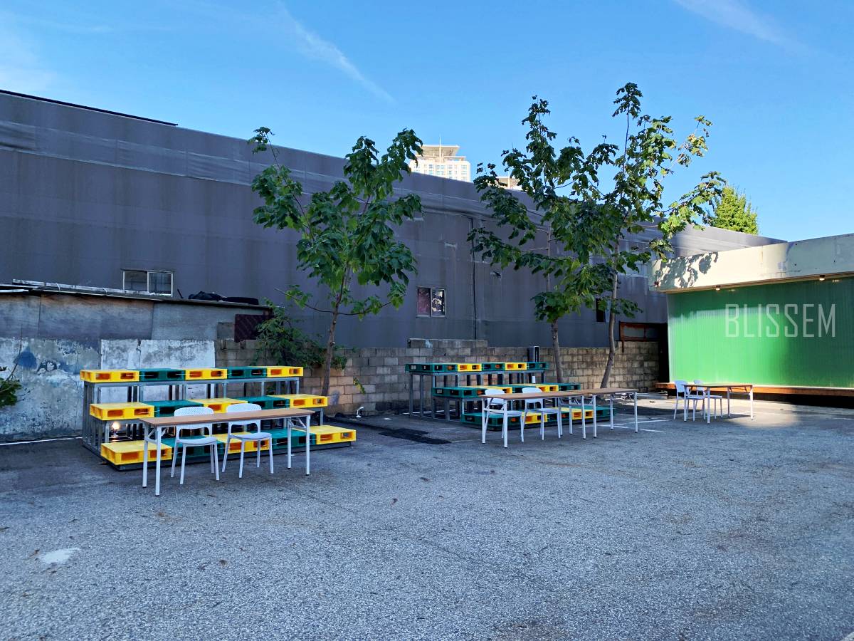 용산대형카페-용산카페추천-용산조용한카페-책읽기좋은카페-예쁜카페-벽돌집-서까래