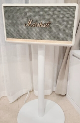 마샬 스피커와 스탠드 사진