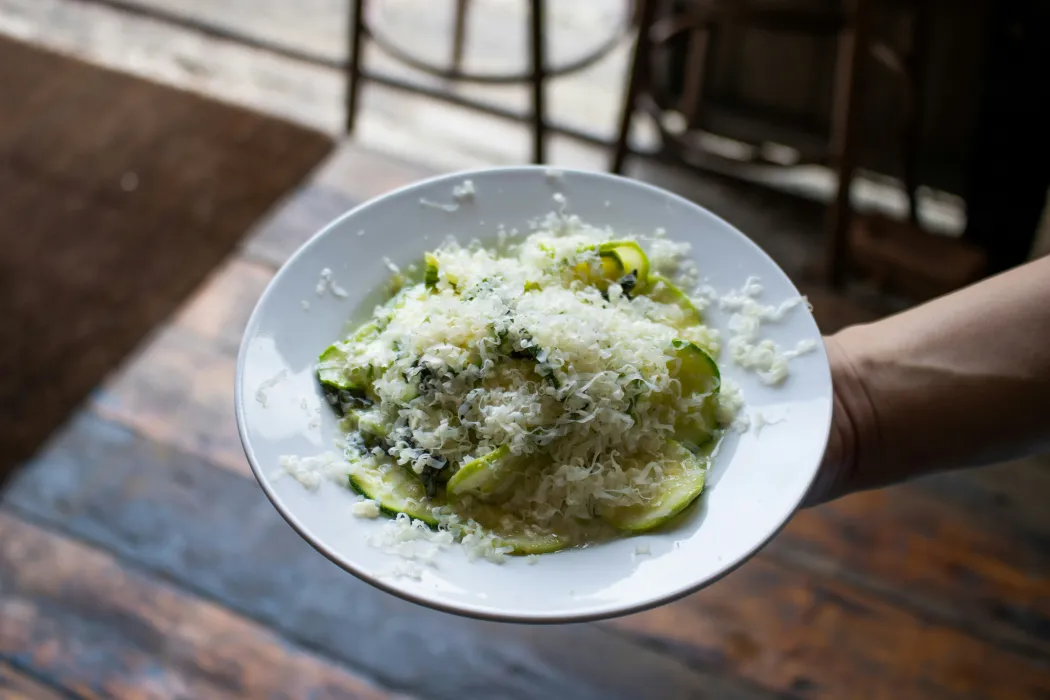 접시에-담은-애호박-요리