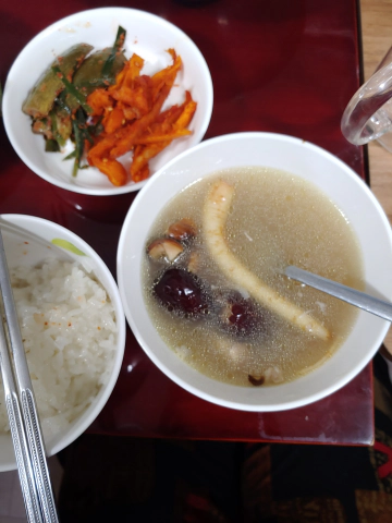 푹-삶은-삼계탕-국물-엄마-손-맛-세상-꿀-맛