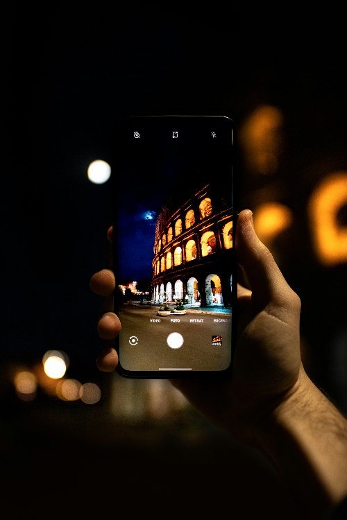 안드로이드 폰으로 찍는 야간 촬영 사진. 출처 : Unsplash