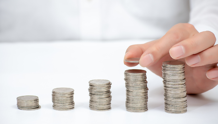 동전탑을 쌓고 있는 모습