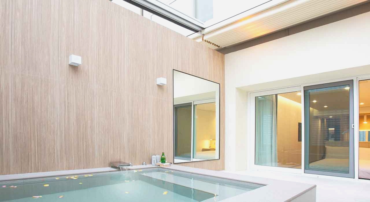 프라이빗 스파룸에서 여유를 즐기는 커플. [ⓒ덕구온천스파월드 공식 홈페이지]