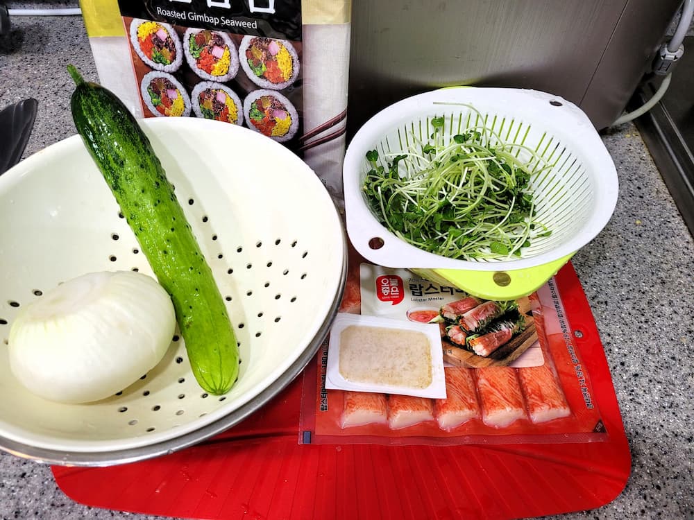 오이 양파 무순 크래미 날치알 김쌈 재료 준비 모습