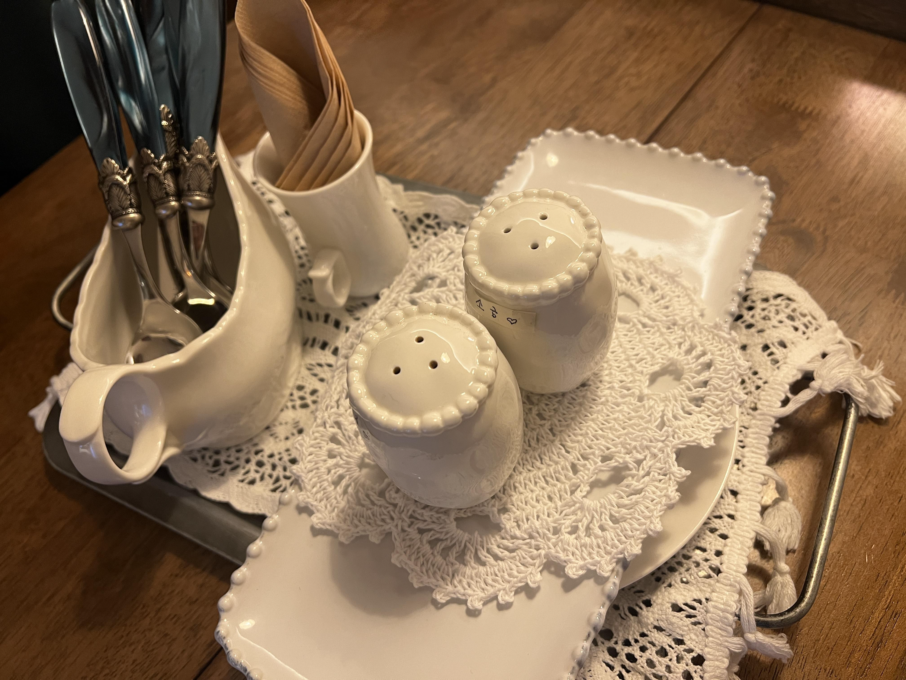 시원한 아메리카노와 고급스러운 식기류