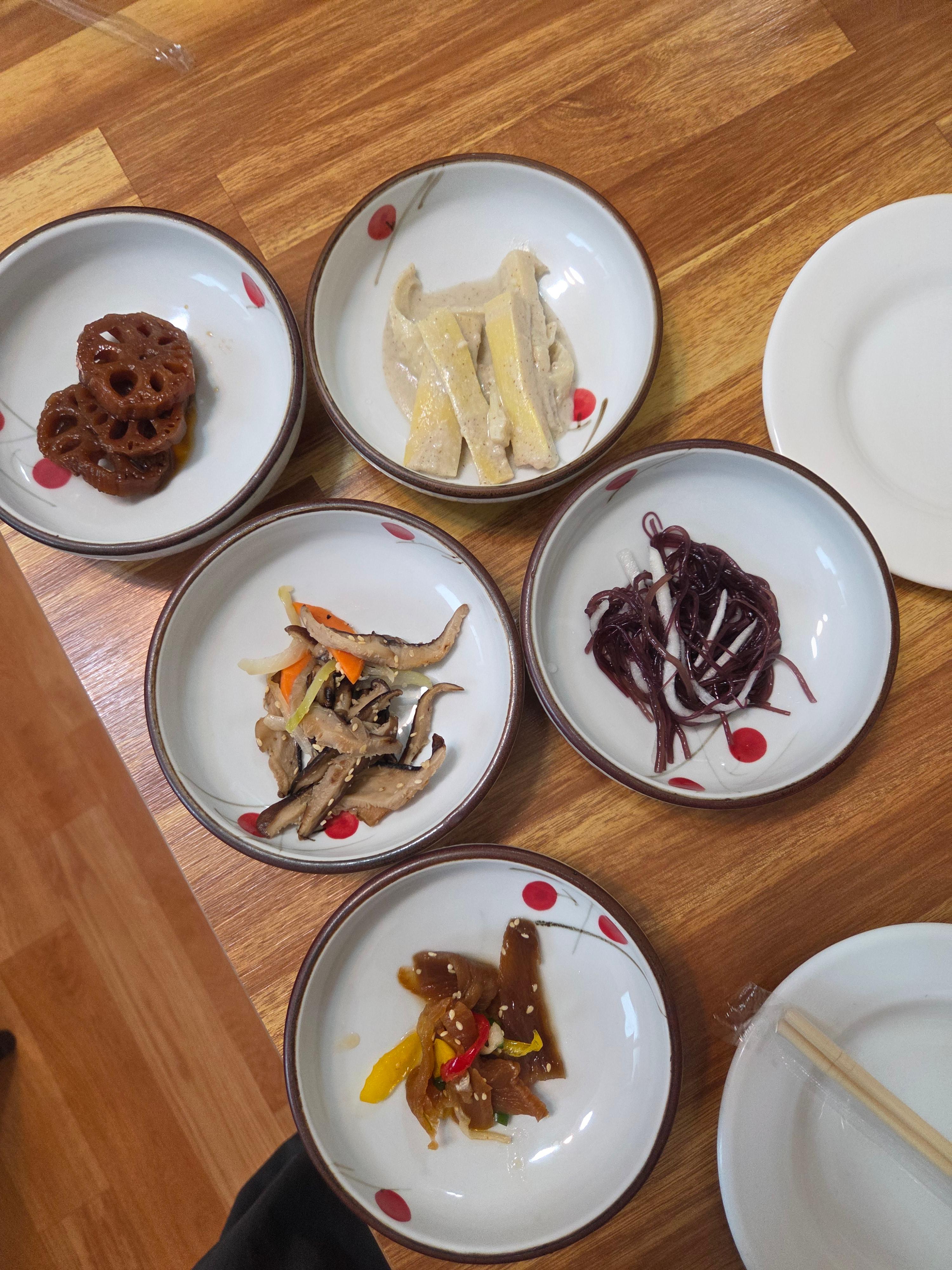 신식당의 다양한 밑반찬 구성 연극조림 버섯볶음 도라지무침 등 깔끔하게 세팅된 한식 반찬