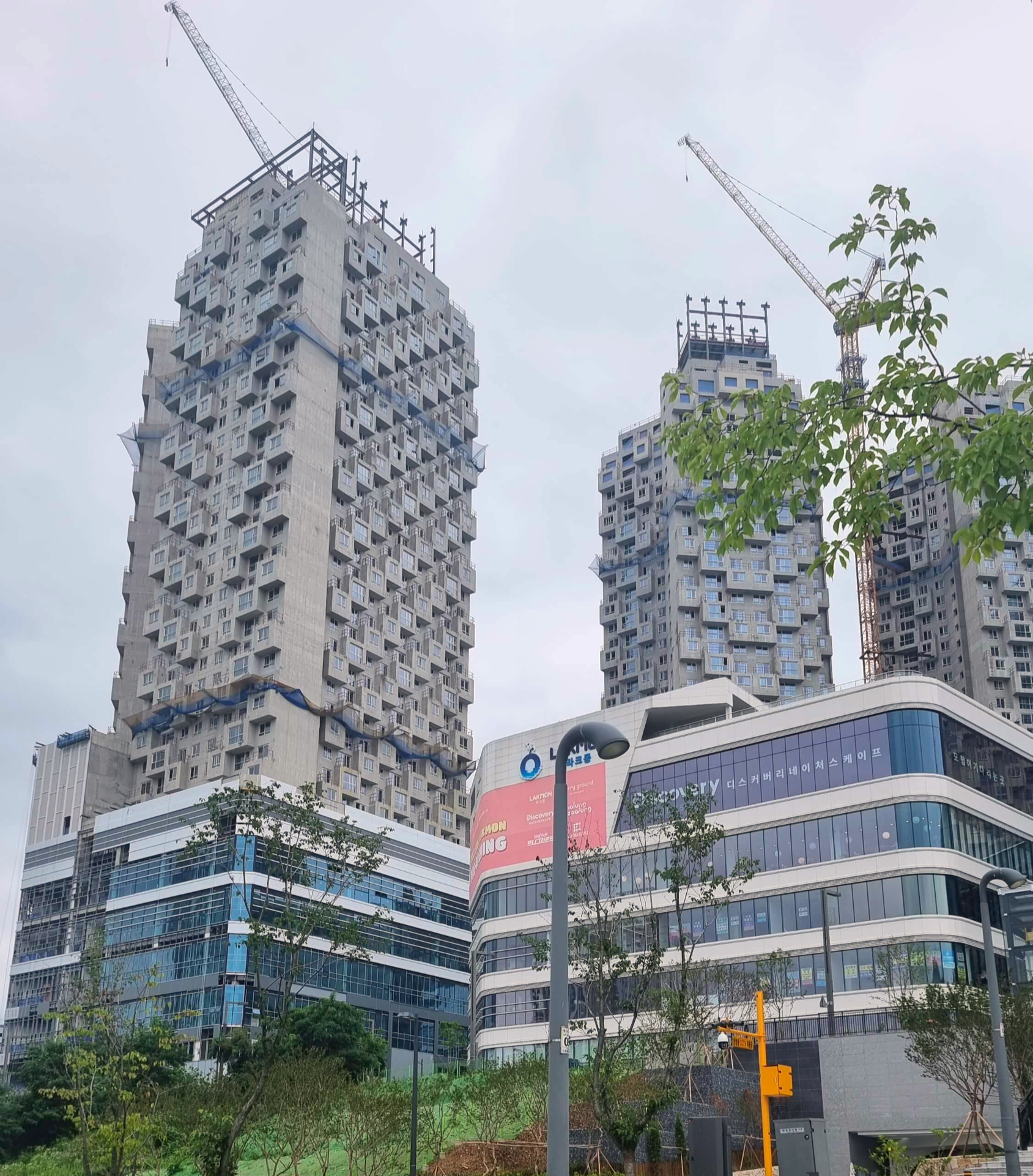 건축중인 고층 오피스텔