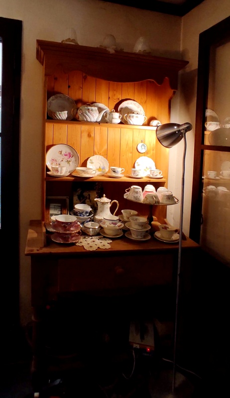 앤티크 그릇장과 조몉