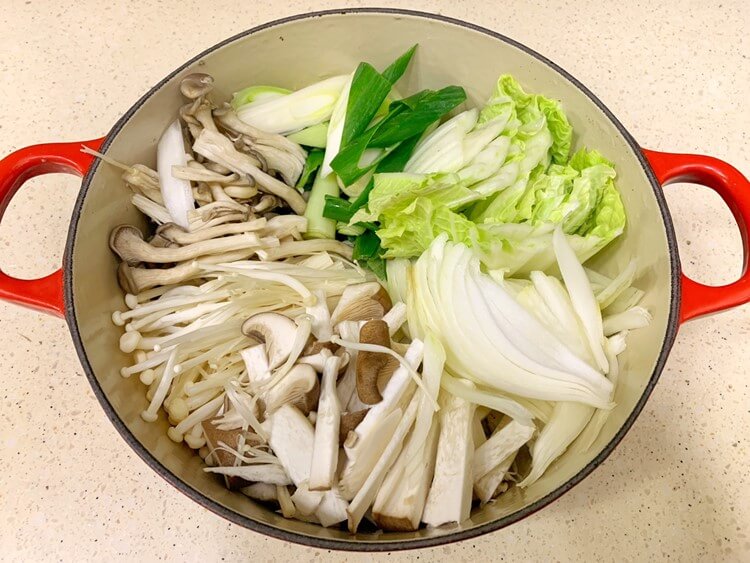 소고기 버섯전골 - 손질한 야채를 냄비에 세팅하기