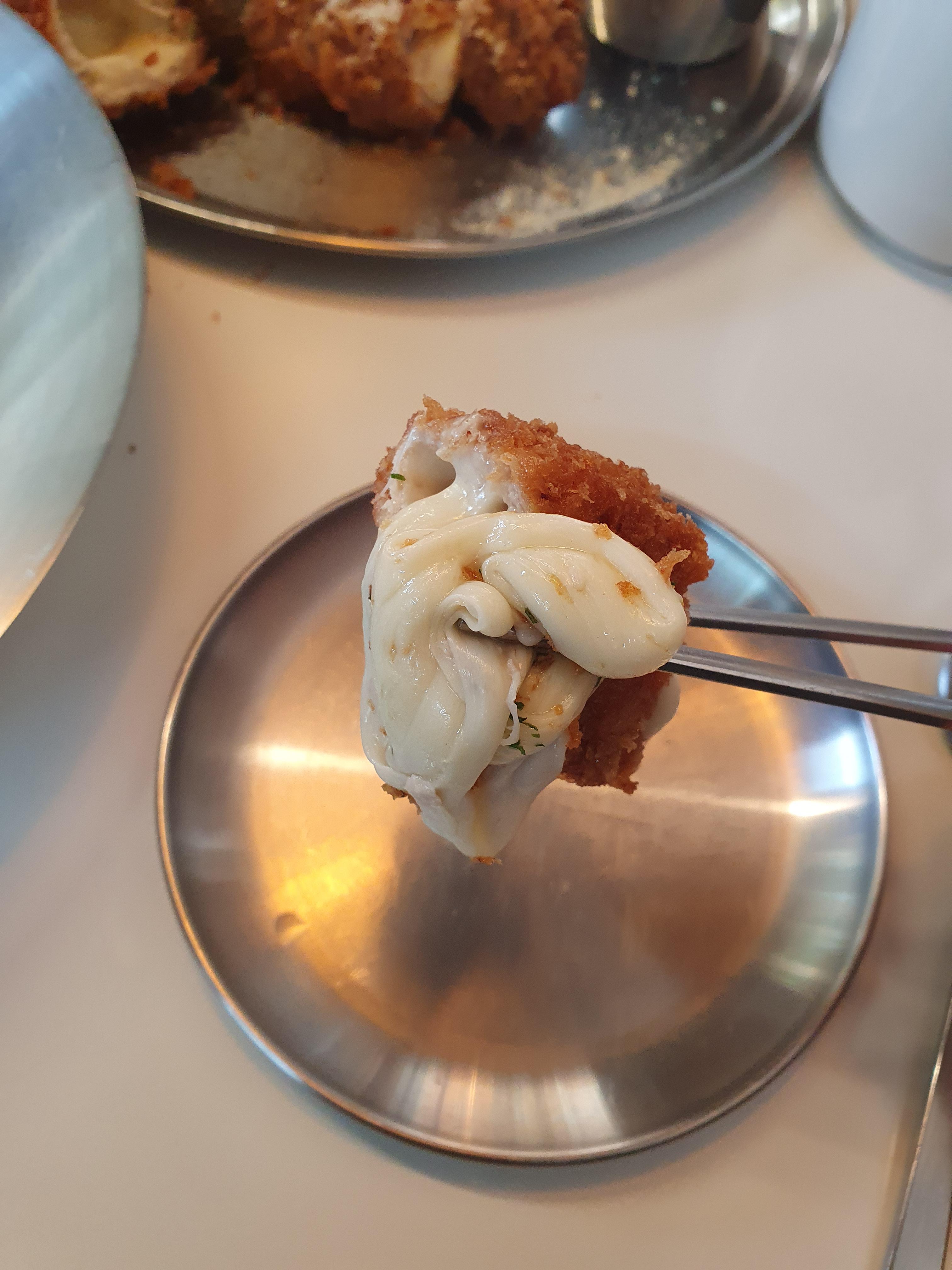 치즈까스 라는 말이 섭섭하지 않게 훌륭한 맛을 보여주는 치즈 롤까스입니다!