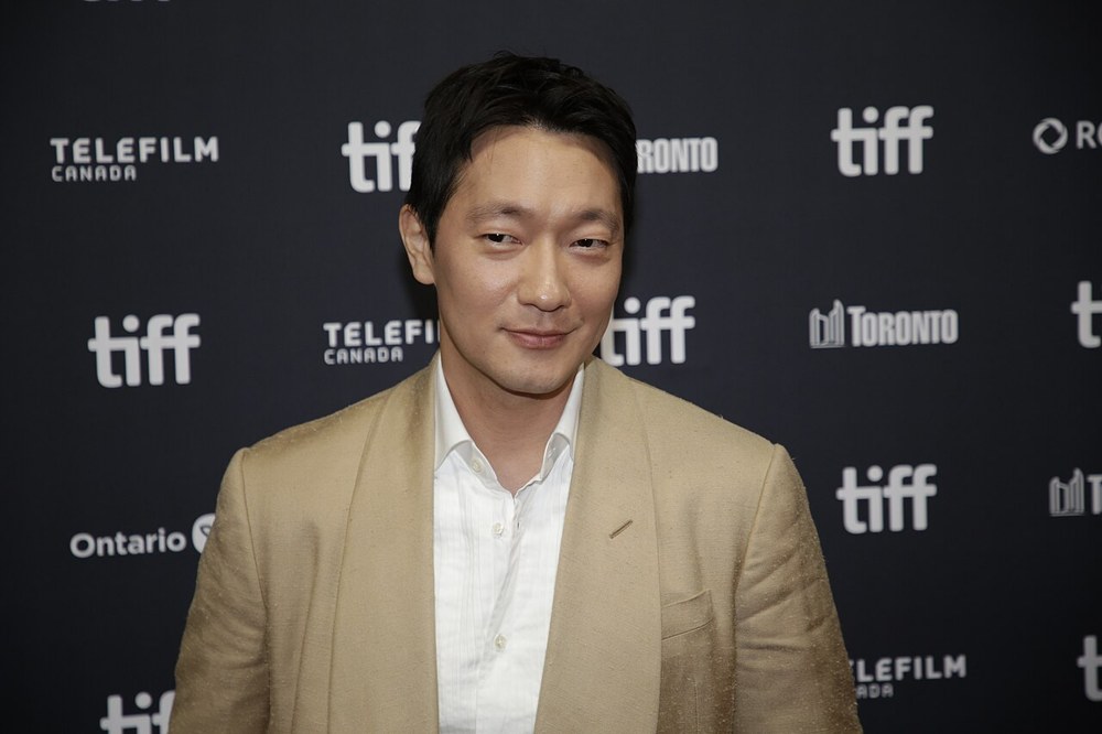 토론토국제영화제 로고가 찍힌 포토월 앞에서 베이지색 재킷을 입은 손석구