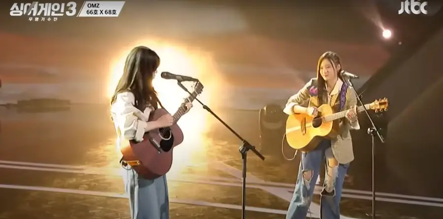 싱어게인3- 좌측 흰셔츠 청바지를 입고 갈색기타를 치며 긴생머리를 늘어뜨린채 스탠딩마이크에 노래하는 68호와 우측 찢어진 청바지에 베이지색 자켓을 입고 연갈색 기타를 치며 긴생머리를 늘어뜨린채 스탠딩마이크에 입을 대고 노래하는 66호