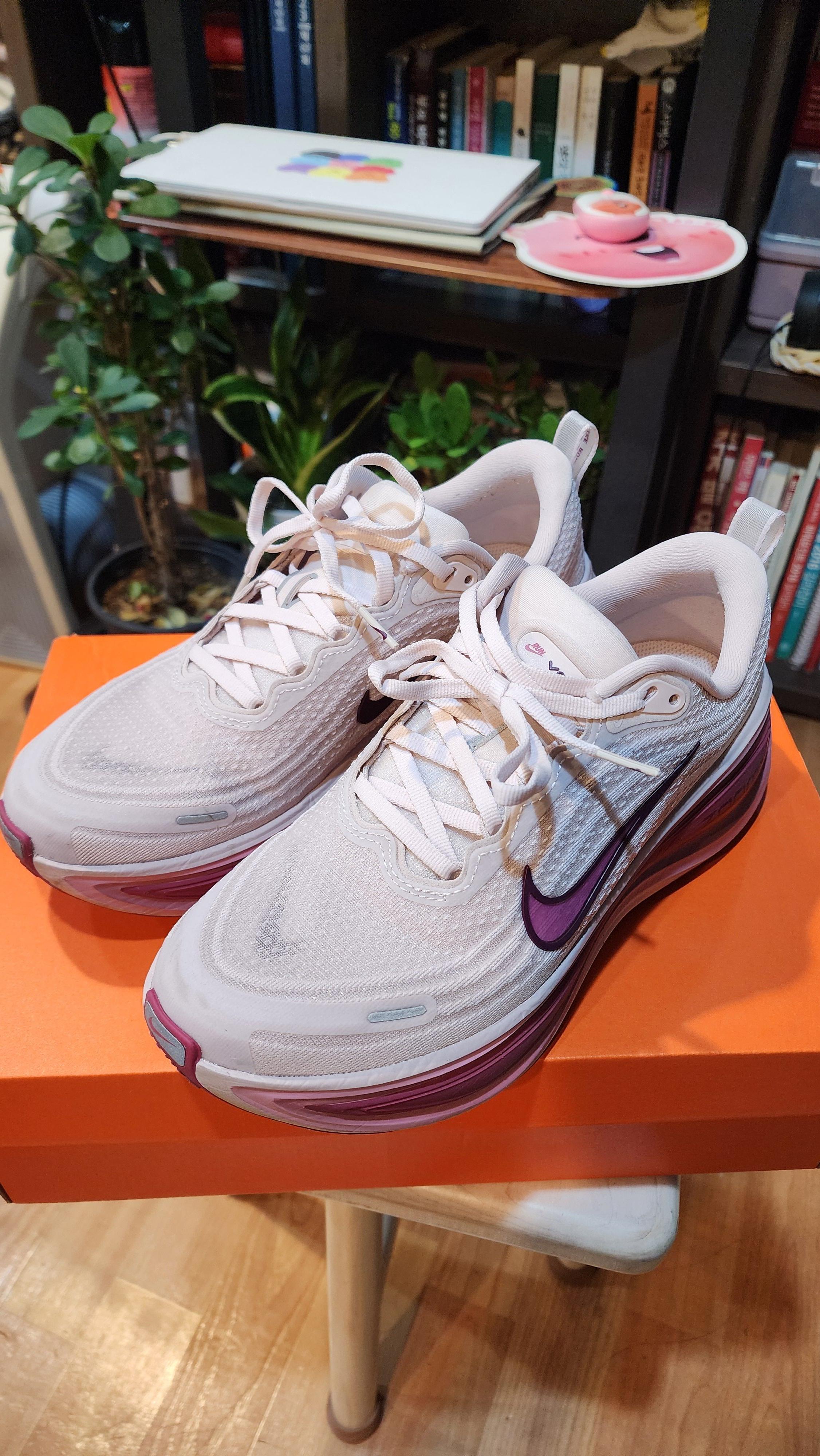 나이키 줌 보메로 플러스(Nike Zoom Vomero+)