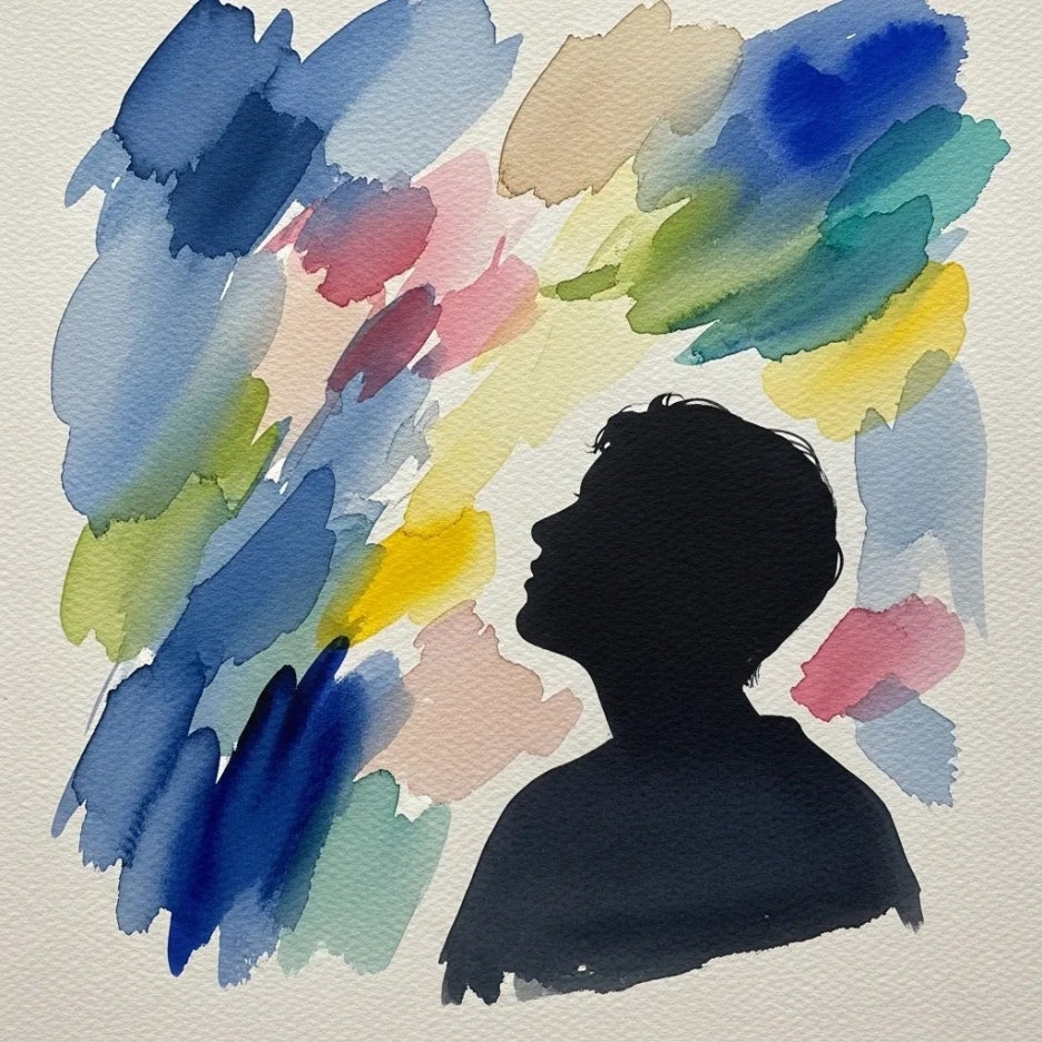 추상적인 작품을 감상하며 영감을 얻는 관람객